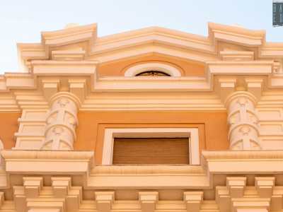 Quest�ultimo � scandito da piccole colonnine decorate che si vanno a inserire tra finestroni ad arco e timpani che chiudono in alto il prospetto